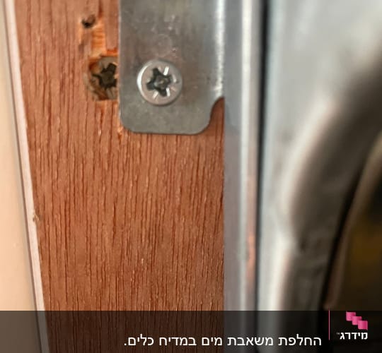 ברגים ומחבר מתכת על עץ